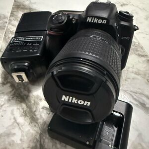 Nikon D7500 Black DSLR with Lens and Speedlite